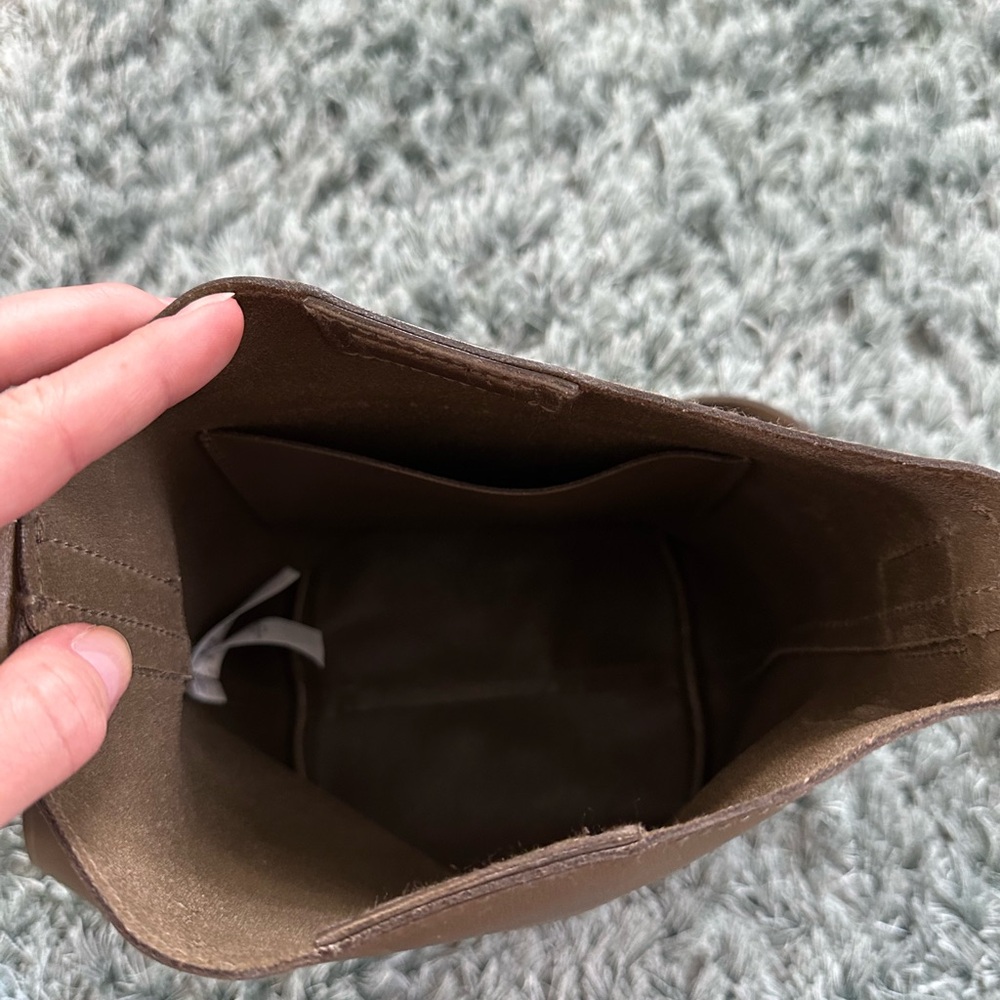 Madewell leather bucket bag in olive green - Picture 3 of 6